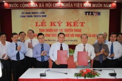 Lễ ký kết thỏa thuận hợp tác truyền thông giữa Thông tấn xã Việt Nam và tỉnh Thừa Thiên-Huế. (Ảnh: Hồ Cầu/TTXVN)