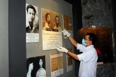 Bảo quản các kỷ vật liên quan đến Chủ tịch Tôn Đức Thắng. (Ảnh: Xuân Khu/TTXVN)