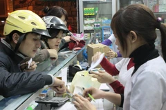 Mua-bán thuốc chữa bệnh tại một cửa hàng trên đường Giải Phóng, Hà Nội. (Ảnh: Dương Ngọc/TTXVN)