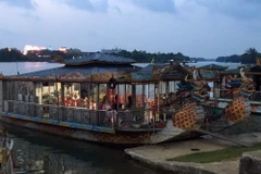 Thuyền du lịch phục vụ ca Huế trên sông Hương. (Ảnh: Quốc Việt/TTXVN)