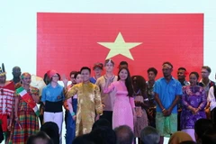 Quốc kỳ Việt Nam hiện trên màn hình trong màn ra mắt của hai sinh viên Việt Nam. (Ảnh: Đỗ Quyên/TTXVN)