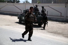 Lực lượng an ninh Afghanistan được triển khai tới hiện trường vụ tấn công ở Jalalabad ngày 8/6. (Nguồn: EPA/TTXVN)