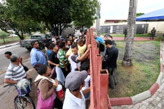 Người di cư Venezuela xếp hàng bên ngoài trại tị nạn của Cao ủy Liên hợp quốc về người tị nạn (UNHCR) ở Boa Vista, bang Roraima, phía bắc Brazil. (Ảnh: AFP/TTXVN)