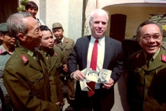 Thượng nghị sỹ Mỹ John McCain (giữa) thăm Bảo tàng Quân đội Việt Nam ở thủ đô Hà Nội ngày 19/10/1992 (Ảnh: AFP/TTXVN)
