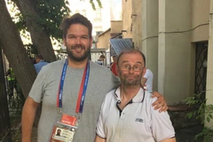 Cổ động viên kém may mắn Douglas Moreton (phải) và biên tập viên Dan Howells (Nguồn: Twitter)