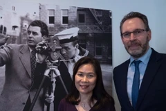 Đại sứ Ngô Thị Hòa chụp cùng Giám đốc Viện phim Joris Ivens trước bức ảnh chân dung nhà làm phim Joris Ivens. (Nguồn: Đại sứ quán Việt Nam tại Hà Lan)