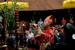 Các nghi thức tế lễ tại Đền thờ Đức Quốc Tổ Lạc Long Quân. (Ảnh: Thanh Tùng/TTXVN)