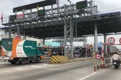 Trạm thu phí BOT Cần Thơ-Phụng Hiệp thông thoáng trong ngày đầu triển khai lắp biển báo 'cấm dừng xe quá 5 phút' tại trạm. (Ảnh: Thanh Sang/TTXVN)