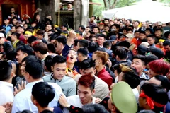 Nhiều thanh niên, trai tráng cố giành lấy phần lộc trầu cau để cầu mong một năm mới nhiều may mắn, sức khỏe... (Ảnh: Quang Quyết/TTXVN)