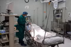 Nạn nhân vụ cháy được cấp cứu và điều trị tại Bệnh viện Chợ Rẫy. (Ảnh: Phương Vy/TTXVN)