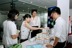 Đại biểu tìm hiểu về các sản phẩm từ ứng dụng công nghệ nano được trưng bày tại Hội nghị. (Ảnh: Tiến Lực/TTXVN)