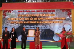 Bà Đặng Thị Bích Liên, Thứ trưởng Bộ Văn hóa, Thể thao và Du lịch trao Quyết định công nhận hệ thống bia mai nha Động Kính Chủ là bảo vật quốc gia cho lãnh đạo huyện Kinh Môn. (Ảnh: Hiền Anh/TTXVN)