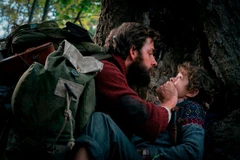 John Krasinski (trái) và Noah Jupe trong phim 'A Quiet Place.' (Nguồn: AP)