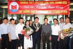 Nguyễn Ngọc Long, học sinh lớp 12, Trường THPT Chuyên Lam Sơn (Thanh Hóa) giành huy chương Vàng Olympic Vật lý quốc tế lần thứ 49 năm 2018 bên người thân. (Ảnh: Thanh Tùng/TTXVN)