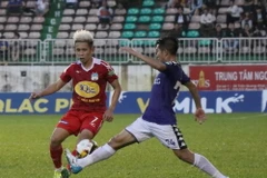 Một pha tranh chấp của cầu thủ hai đội. (Ảnh: Dư Toán/TTXVN)