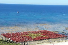 Hơn 3.000 người xác lập kỷ lục hát Quốc ca và tạo hình lá cờ Tổ quốc