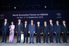 Tổng Bí thư Nguyễn Phú Trọng, Thủ tướng Nguyễn Xuân Phúc, Chủ tịch sáng lập WEF Klaus Schwab (thứ ba, từ phải sang) và các trưởng đoàn tham dự hội nghị chụp ảnh chung. (Ảnh: Thống Nhất/TTXVN)