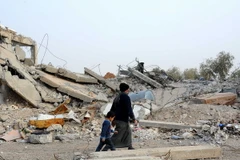 Người dân Syria tại thị trấn Dibsi Afnan, tỉnh Raqqa. (Nguồn: THX/TTXVN)