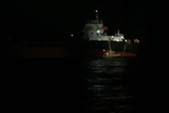 Cứu nạn tàu cá trong đêm. (Nguồn: Vietnam MRCC)