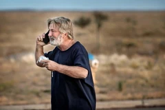 Tài tử Alec Baldwin đã khai hỏa một khẩu súng đạo cụ và làm một người chết. (Nguồn: New York Times)