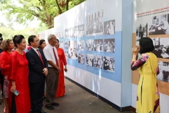 Đại biểu tham quan triển lãm “55 năm ngày Bác đi xa, 55 năm bảo tồn và phát huy giá trị Khu Di tích Chủ tịch Hồ Chí Minh tại Phủ Chủ tịch (1969-2024).” (Ảnh: Thanh Tùng/TTXVN)