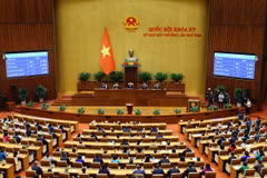 Quốc hội biểu quyết thông qua Nghị quyết bầu Toà án nhân dân tối cao. (Ảnh: Phạm Kiên/TTXVN)