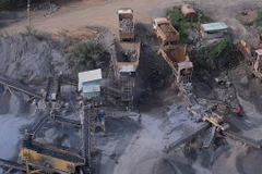 Hoạt động khai thác của Công ty cổ phần đá Mang Yang Trang Đức diễn ra tại mỏ đá ở huyện Mang Yang (Gia Lai). (Ảnh: TTXVN phát)