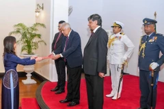 Đại sứ Trịnh Thị Tâm trình Quốc thư. (Ảnh: TTXVN phát)