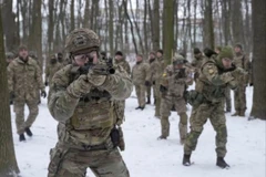Binh sỹ Ukraine luyện tập tại một công viên ở thủ đô Kiev ngày 22/1/2022. (Ảnh: AP/TTXVN)