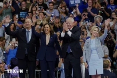 Phó Tổng thống Mỹ Kamala Harris (thứ 2, trái) và Thống đốc bang Minnesota Tim Walz (thứ 2, phải) trong cuộc vận động tranh cử ở thành phố Philadelphia, bang Pennsylvania. (Ảnh: Reuters/TTXVN)