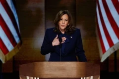 Phó Tổng thống Mỹ Kamala Harris phát biểu tại Đại hội toàn quốc của đảng Dân chủ tại thành phố Chicago, bang Illinois, Mỹ. (Ảnh: Getty Images/TTXVN)