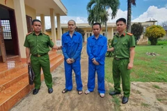Hai đối tượng Tùng và Vĩnh khi bị bắt giữ. (Ảnh: Công an cung cấp)