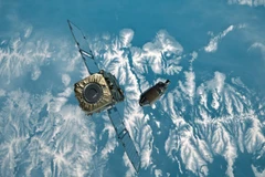 Tàu vũ trụ ADRAS-J (trái) đang tiếp cận tầng trên đã ngừng hoạt động của tên lửa H-IIA của Nhật Bản. (Nguồn: Astroscale)