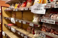 Khu vực bán gạo không còn hàng nhưng vẫn còn tờ giấy thông báo đề nghị "mỗi một khách hàng chỉ nên mua một túi." (Ảnh: Nguyễn Tuyến/TTXVN)