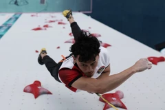 Vận động viên Veddriq Leonardo của Indonesia thi đấu ở nội dung leo núi thể thao tốc độ nam tại Olympic Paris 2024. (Ảnh: THX/TTXVN)