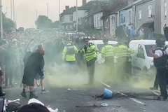 Cảnh sát được triển khai giữ trật tự trong biểu tình bạo lực bùng phát sau vụ đâm dao ở Southport, Anh. (Ảnh: Sky News/TTXVN)