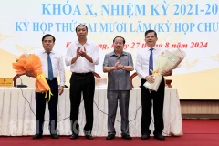 Thường trực Tỉnh ủy, UBND tỉnh Kiên Giang tặng hoa chúc mừng ông Giang Thanh Khoa (phải) và ông Nguyễn Thống Nhất (trái). (Nguồn: Báo Kiên Giang)