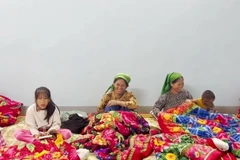 Người dân thôn Thiên Hương (thị trấn Đồng Văn) được di dời đến nơi an toàn. (Ảnh: TTXVN phát)