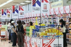 Các gian hàng trong một cửa hàng của Lotte Mart ở Seoul, Hàn Quốc. (Ảnh: YONHAP/TTXVN)