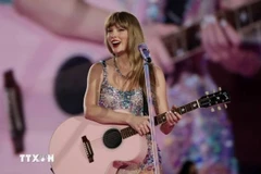 Nữ ca sỹ Taylor Swift biểu diễn ở Singapore. (Ảnh: Getty Images/TTXVN)