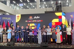 Các đại biểu tham dự bắt tay thể hiện tình đoàn kết. (Ảnh: Thành Trung/TTXVN)