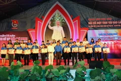 Trao Bằng khen cho các tập thể và cá nhân xuất sắc thực hiện "Học tập và làm theo tấm gương đạo đức Hồ Chí Minh" giai đoạn 2011-2015. (Ảnh: An Hiếu/TTXVN)