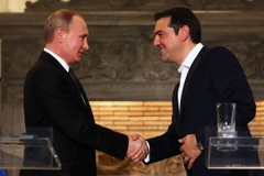Tổng thống Nga Vladimir Putin và Thủ tướng Hy Lạp Alexis Tsipras. (Nguồn: EPA/TTXVN)