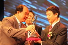 Đại diện Doanh nghiệp (phải) nhận Giải Bạc Chất lượng Quốc gia 2014. (Ảnh: Anh Tuấn/TTXVN)