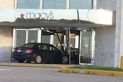 Xe của nghi phạm đâm vào mặt tiền của cửa hàng Macy's. (Nguồn: cbslocal.com)