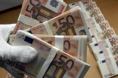 Những tập tiền 50 euro giả được giới thiệu tại Cục điều tra tội phạm ở Berlin(Đức). (Nguồn: AFP/TTXVN)