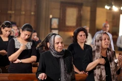 Thân nhân của một hành khách trên chiếc máy bay Ai Cập gặp nạn. (Nguồn: EPA/TTXVN)