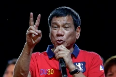 Ứng viên Rodrigo Duterte phát biểu trước những người ủng hộ trong cuộc vận động tranh cử Tổng thống ở Manila. (Nguồn: EPA/TTXVN)