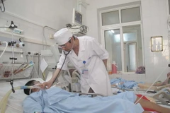 Bác sỹ Hoàng khám chữa bệnh cho bệnh nhân. (Ảnh: Trịnh Duy Hưng/Vietnam+)