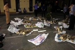 Số ngà voi được lực lượng chức năng thu giữ. (Ảnh: Việt Hùng/TTXVN)